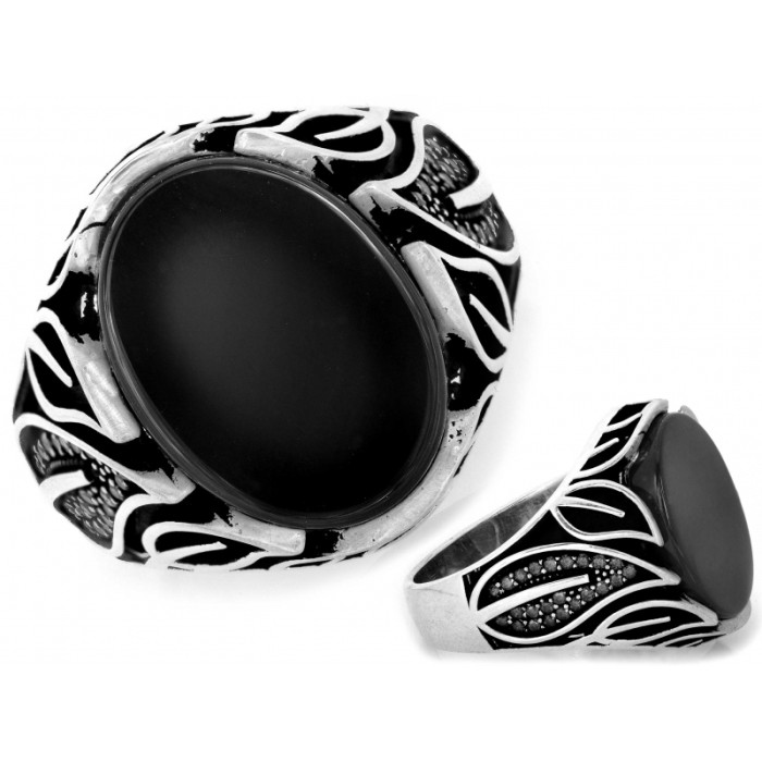 Srebrny sygnet z czarnymi kamieniami