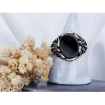 Srebrny sygnet z czarnymi kamieniami