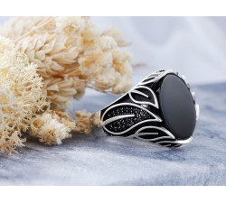 Srebrny sygnet z czarnymi kamieniami