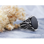 Srebrny sygnet z czarnymi kamieniami