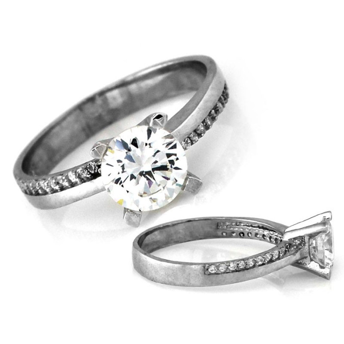 Srebrny pierścionek z oczkiem i cyrkoniami na szynie