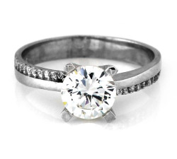 Srebrny pierścionek z oczkiem i cyrkoniami na szynie