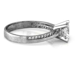 Srebrny pierścionek z oczkiem i cyrkoniami na szynie