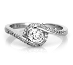 Srebrny pierścionek z cyrkoniami