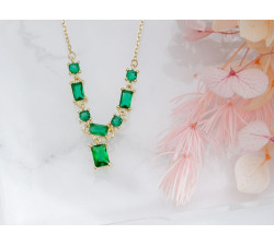 Pozłacany srebrny naszyjnik z zielonymi kamieniami