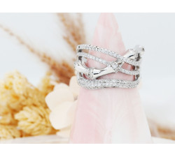 Szeroki srebrny pierścień przeplatany z cyrkoniami