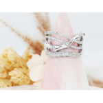 Szeroki srebrny pierścień przeplatany z cyrkoniami