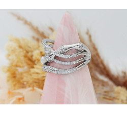 Szeroki srebrny pierścień przeplatany z cyrkoniami