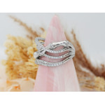 Szeroki srebrny pierścień przeplatany z cyrkoniami