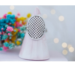 Duży srebrny pierścionek wysadzany cyrkoniami