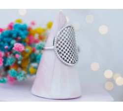 Duży srebrny pierścionek wysadzany cyrkoniami