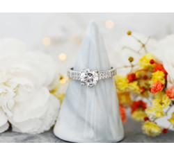 Pierścionek srebrny z oczkiem i cyrkoniami na szynie