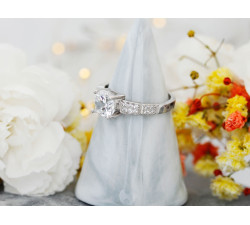 Pierścionek srebrny z oczkiem i cyrkoniami na szynie