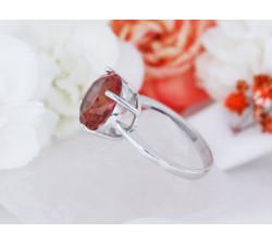 Srebrny pierścionek z okrągłym kamieniem