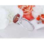 Srebrny pierścionek z okrągłym kamieniem