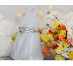 Pierścionek srebrny z cyrkoniami przeplatana szyna