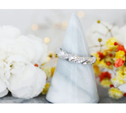 Pierścionek srebrny skręcona obrączka z cyrkoniami