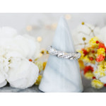 Pierścionek srebrny skręcona obrączka z cyrkoniami