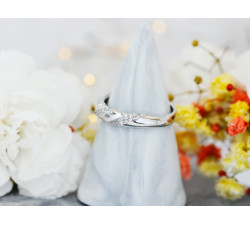 Pierścionek srebrny skręcona obrączka z cyrkoniami