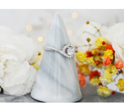 Srebrny pierścionek z cyrkoniami