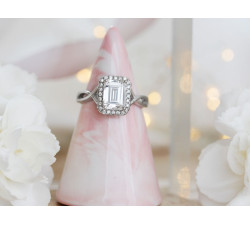 Srebrny pierścionek z prostokątnym oczkiem markiza