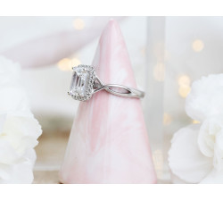 Srebrny pierścionek z prostokątnym oczkiem markiza