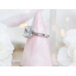 Srebrny pierścionek z prostokątnym oczkiem markiza