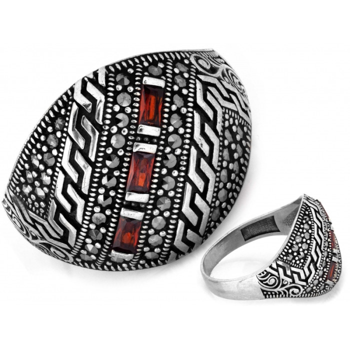 Srebrny pierścień z markazytami i cyrkoniami oksydowany