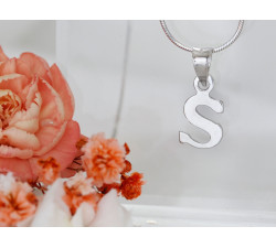 Zawieszka srebrna z literką "S"