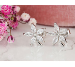 Srebrne kolczyki kwiatki z cyrkoniami na sztyfcie