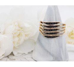 Szeroki złoty pierścionek z czarnymi cyrkoniami