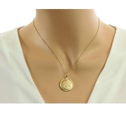 Złota przywieszka z medalionem