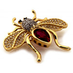 Złota broszka pszczoła z czerwonym kamieniem