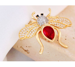 Złota broszka pszczoła z czerwonym kamieniem