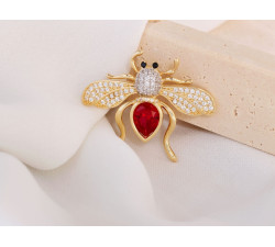 Złota broszka pszczoła z czerwonym kamieniem