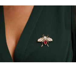 Złota broszka pszczoła z czerwonym kamieniem