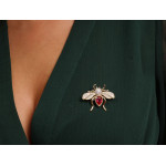 Złota broszka pszczoła z czerwonym kamieniem