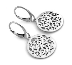 srebrne kolczyki na biglu francuskim