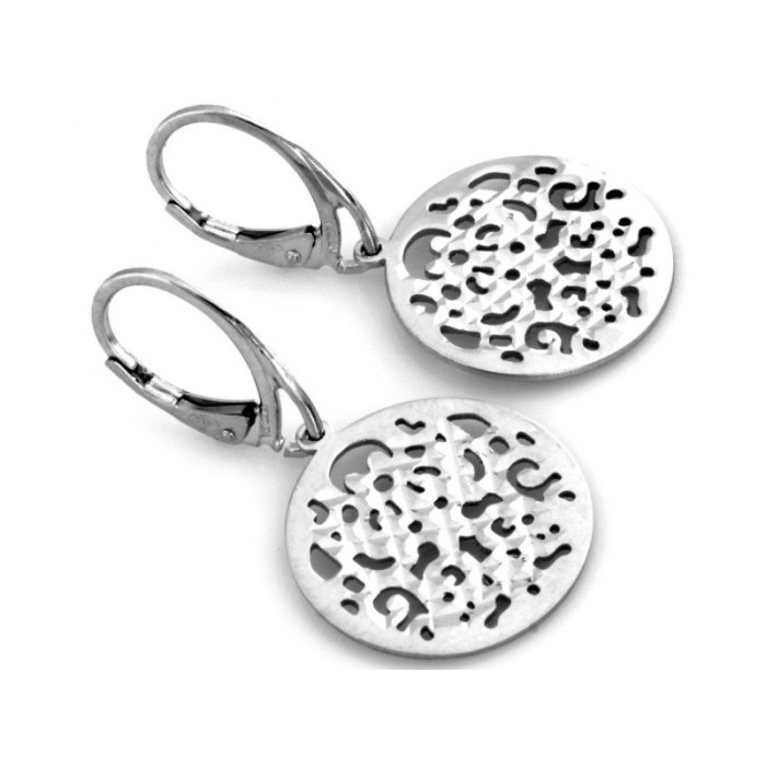 srebrne kolczyki na biglu francuskim