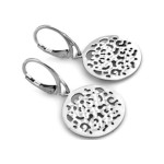 srebrne kolczyki na biglu francuskim