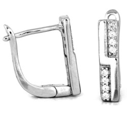 srebrne kolczyki na biglu francuskim