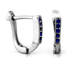 srebrne kolczyki na biglu francuskim