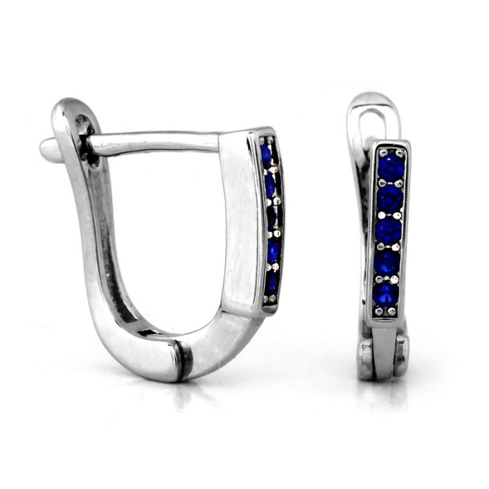 srebrne kolczyki na biglu francuskim