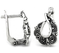 srebrne kolczyki na biglu francuskim