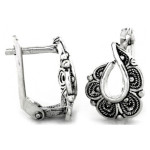 srebrne kolczyki na biglu francuskim