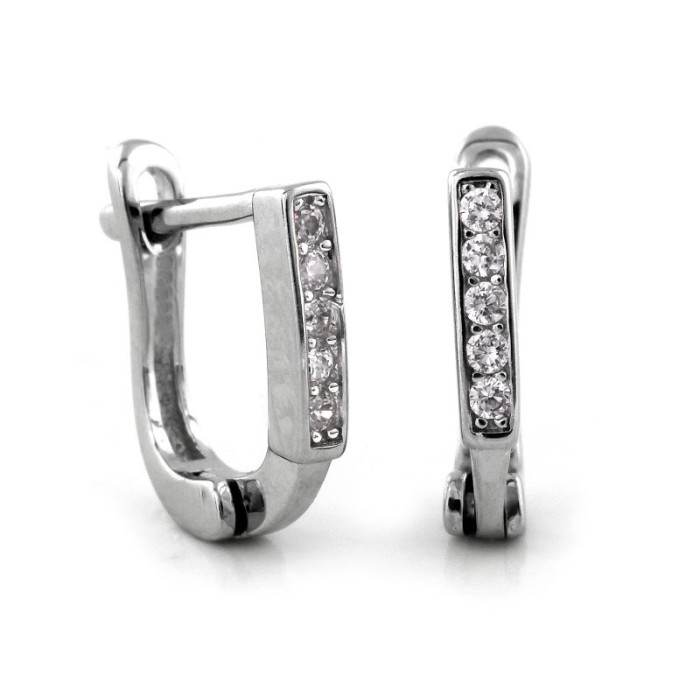 srebrne kolczyki na biglu francuskim