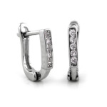 srebrne kolczyki na biglu francuskim