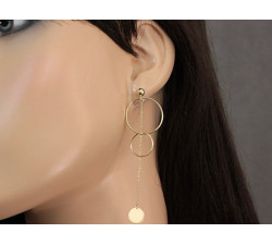 Złote kolczyki na sztyfcie