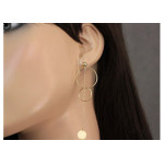 Złote kolczyki na sztyfcie