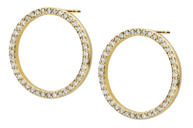 złote kolczyki na sztyft